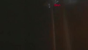 Terk edilen işçi aydınlatma direğine çıktı