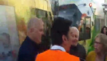 Karaköy'de turistlerin tramvay kavgası kamerada