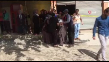 Çocuklarının gözü önünde boşanmak isteyen eşini baltayla öldürdü