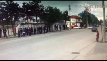 Kontrolden çıkan otomobil otobüs durağına daldı