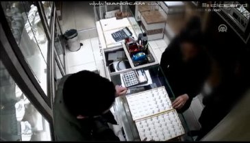 Bursa'da kuyumculardan el çabukluğuyla yüzük hırsızlığı kamerada
