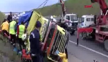 Otoyolda TIR devrildi!