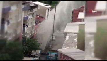 Gaziosmanpaşa'da boru patladı, su metrelerce yükseğe fışkırdı