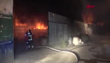 Geri dönüşüm fabrikası alev alev yandı