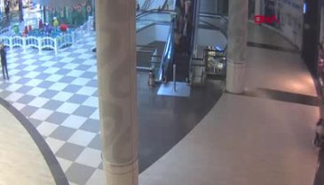 Parmakları kopmuştu... Yürüyen merdiven dehşetinin görüntüleri ortaya çıktı