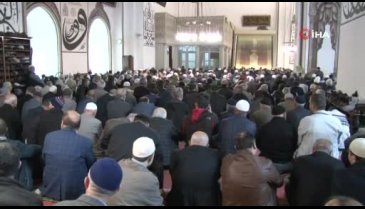 Ramazan ayının ilk cuma namazında Bursalılar camilere akın etti