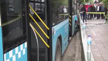 Özel halk otobüsü, bariyerlere çarptı: 10 yaralı