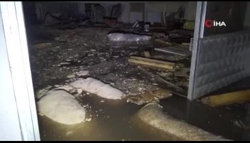 Bursa'da dükkanını 2 metre su basan iş yeri sahibi gözyaşlarına h&acirc;kim olamadı