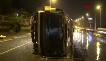 İşçileri taşıyan midibüs devrildi: 19 yaralı