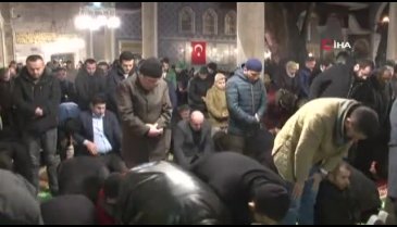 Camide ayakkabı hırsızlığı kamerada