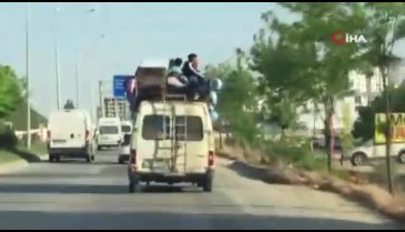 Eşyayla doldurdukları minibüste bakın nasıl yolculuk yaptılar