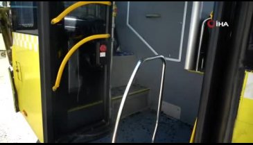 Freni patlayan minibüs durakta bekleyen İETT otobüsüne çarptı