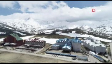 Bursa Uludağ'da karla kaplı bahar güzelliği havadan görüntülendi