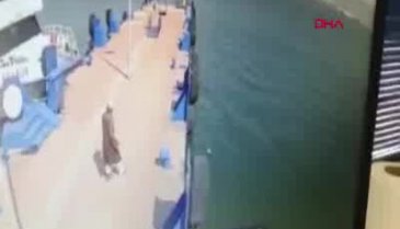 Denize atlayan kadının kurtarılma anı kamerada