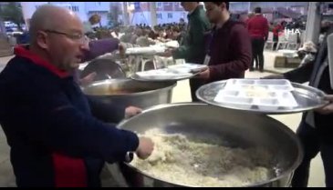 Bursa'da gençler bir araya gelip bin kişiye iftar verdi