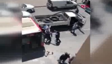 İzmir'de yol kavgası kamerada