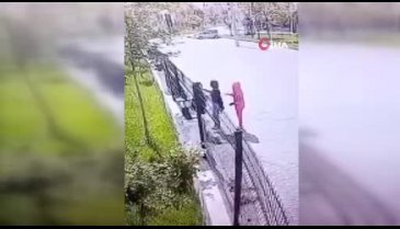 Genç kızlar yol kenarında birbirine girdi