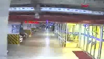 AVM'de skandal! Yürüyen merdivende etek altı fotoğrafını çekti