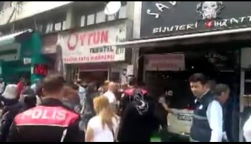 Bursa'da otomobil dövmeciye daldı: 2 yaralı