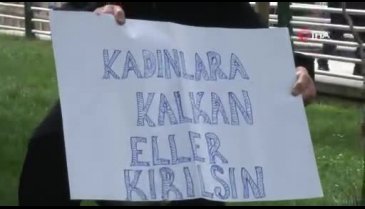 Bursa'da kadınlara şiddeti karınca kostümüyle protesto eden tiyatrocuya saldırı