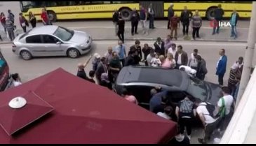 Bursa'da araç içerisinde mahsur kalan küçük çocuğu itfaiye kurtardı