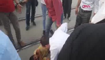 Bursa'da mendil satan çocuğa araç çarptı, babanın ilgisizliği şaşırttı