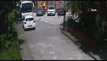 Yardım etmek isterken karganın saldırısına uğradı