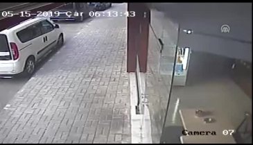 Otomobilin iki kapısını 3 dakikada çaldılar