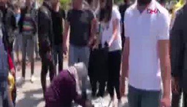 Bursa'da kazada yaralanan eşinin başından ayrılmadı