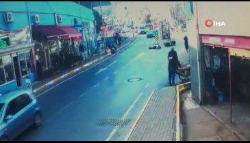 Ters yönden gelen motosikletli yaşlı adama çarptı