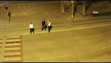 3 kişinin yolun ortasındaki tehlikeli oyunu kamerada