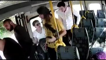 Minibüs şoförleriyle öğrenciler arasında ücret kavgası