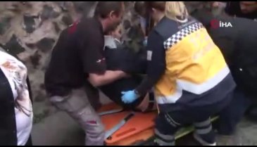 Motosiklet sürücüsü otobüsün altına girdi!