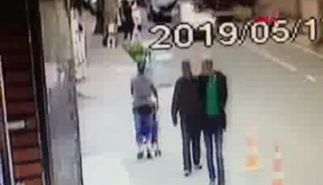 TIR'ın çarptığı ağacın otobüs durağına devrilmesi kamerada