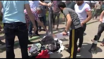 Bursa'da belediye pazarı kamyonlarla kapattı, esnaf mallarını yaktı