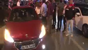 Şampiyonluk turu atan taraftarlara saldırı - 2