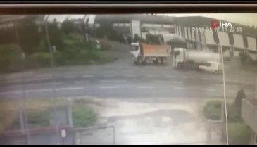Direksiyon başında kalp krizi geçiren sürücünün yaptığı kaza kameraya yansıdı