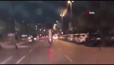 Motosiklet üzerinde ayağa kalktı