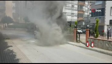 Bursa'da park halinde alev alan otomobile vatandaş müdahalesi