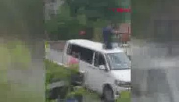 Polise direnen UBER sürücüsü aracının üstünde otoparka götürüldü!