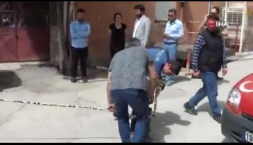 Yaşlı adamı kurtarmak için camı kırdı, çabaları sonuçsuz kaldı