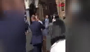 İngiliz siyasetçiye 'milkshake'li saldırı