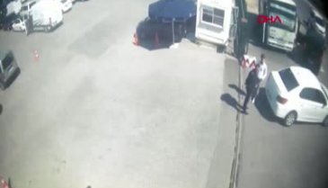 Polis şüphelinin aracına camdan atladı; nefes kesen operasyon kamerada
