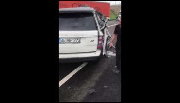 Bursa'da otobanda feci kaza! Lüks otomobil paramparça oldu