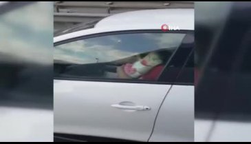 Kucağında bebek ile direksiyon başına geçen sürücü tepki çekti