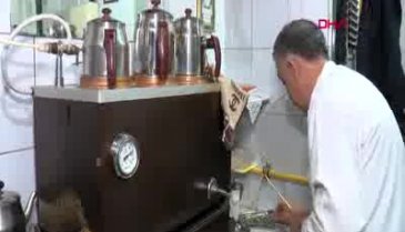 Bursa'da yürümekte zorlanınca kaykay ile çay dağıtmaya başladı