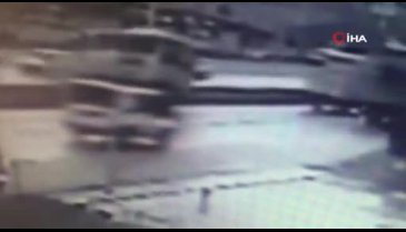 Bursa'da işçi servisinin devrilme anı kamerada!