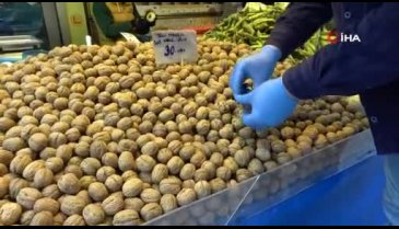 Bursa'da pazarda tezgahlar cevizle doldu taştı