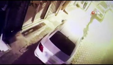 Ev sahibinin silahla hırsızları kovalaması kamerada