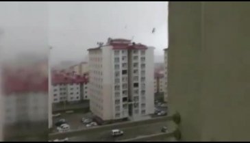 Ağrı'da fırtına çatıları uçurdu